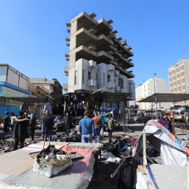 El lugar de la segunda explosión en un mercadillo del centro de Bagdad.