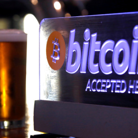 Un cartel sobre bitcoin en un bar en Sydney (Australia). REUTERS/David Gray