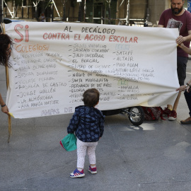 03/05/2019 Asistentes a la manifestación contra el acoso escolar despliegan una pancarta en la que se lee 'SI al decálogo contra el acoso escolar', el 3 de mayo de 2019