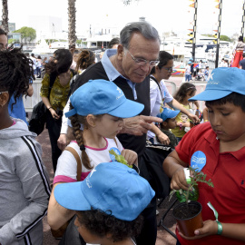 Isidro Fainé conversando con unos niños en el acto del Día del Voluntariado La Caixa en Barcelona.