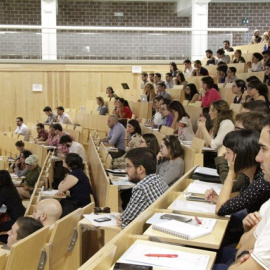 Jóvenes en una aula de la facultad Técnica Superior de Arquitectura de la Universidad de Granada. EUROPA PRESS