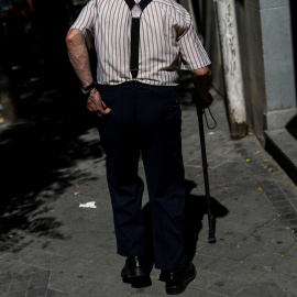 Un pensionista camina por una calle de Madrid. REUTERS/Susana Vera