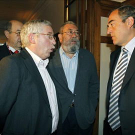 Los líderes de CCOO, Ignacio Fernández Toxo, y UGT, Candido Mendez, charlan con el presidente de la CEOE, Juan Rosell. EFE