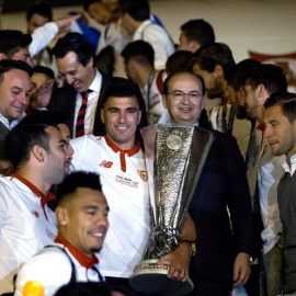 Jose Antonio Reyes, capitan del Sevilla FC y el presidente del club, José Castro, a su llegada esta madrugada al aeropuerto de Sevilla con la Copa de la Europa League. /EFE