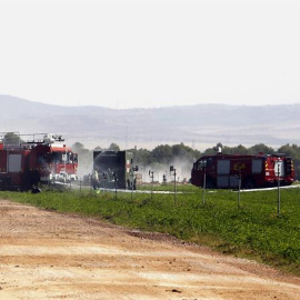 Bomberos, Policía Nacional y personal sanitario trabajan en la zona en la que se estrelló el avión Eurofigther que volvía a Albacete tras participar en los actos con motivo del Día de la Fiesta Nacional. EFE/Manu