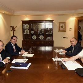 Los presidentes de CEOE y de Cepyme, Juan Rosell (i) y Antonio Garamendi (2i) y los secretarios generales de UGT y CCOO, Pepe Álvarez (2d) y Unai Sordo (d), durante la reunión para cerrar el acuerdo de negociación colectiva. EFE/ Fernando V