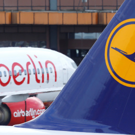 Un avión de Lufthansa junto a un aparato de Air Berlin en el aeropuerto berlinés de Tegel. REUTERS/Hannibal Hanschke