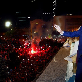 25/06/2018.- El presidente turco, Recep Tayyip Erdogan, saluda a sus simpatizantes tras el cierre de los colegios electorales en las elecciones parlamentarias y presidenciales en Ankara (Turquía). EFE/Presidencia de Turquía