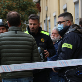 Diversos efectius dels cossos de seguretat davant del cordó policial al carrer on s'ha produït l'incendi a Santa Coloma de Gramenet.