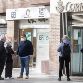 05/02/2021.- Varias personas hacen cola en una oficina de Correos de Barcelona este viernes, último día para admitir peticiones de voto por correo para el 14F. - EFE