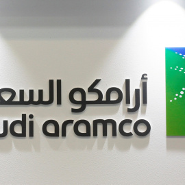 El logo de la petrolera Saudi Aramco en una feria energética en Manama, la capital de Bahrein. REUTERS/Hamad I Mohammed