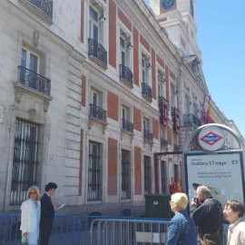 Francisco Nicolás en el exterior de la Real Casa de Correos. P.D.