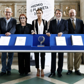 El presidente del Grupo Planeta, Jose Creuheras (c), acompañado por los miembros del jurado Alberto Blecua (i), Fernando Delgado (2i), Rosa Regás (3i), Carmen Posadas (4i), Juan Eslava Galán (5i) y Pere Gimferrer (d), posan con los manuscri