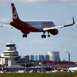 Un avión de Air Berlin aterrizando en el aeropuerto berlinés de Tegel. REUTERS/Fabrizio Bensch