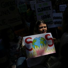 Los manifestantes participan en una marcha convocada por el movimiento "Fridays For the Future" contra el cambio climático en Madrid./REUTERS