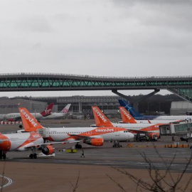 Vista de aviones aparcados en una pista del aeropuerto de Gatwick en Sussex (Reino Unido). (FACUNDO ARRIZABALAGA | EFE)