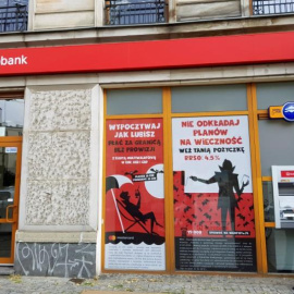 Un hombre opera en un cajero automático de Eurobank en Varsovia. REUTERS/Marcin Goclowski