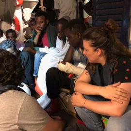 La senadora de En Marea (IU), Vanessa Angustia, junto a los rescatados por el barco Lifeline.