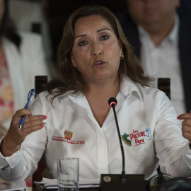 La presidenta de Perú, Dina Boluarte, habla durante una rueda de prensa tras la presentación de un informe de la Comisión Interamericana de Derechos Humanos, el 3 de mayo de 2023 en Lima