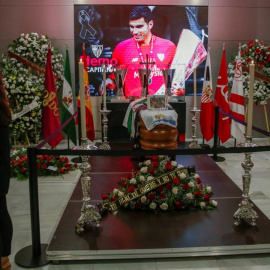 Cientos de personas despiden al futbolista José Antonio Reyes, fallecido ayer en accidente de tráfico, en la capilla ardiente instalada en el antepalco del estadio Ramón Sánchez-Pizjuán de Sevilla. EFE/ Julio Muñoz