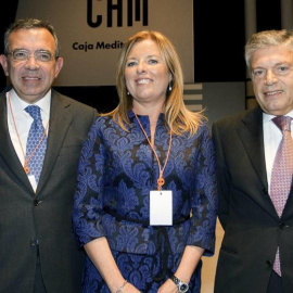 De izquierda a derecha, Roberto López Abad, María Dolores Amoros, y Modesto Crespo. EFE