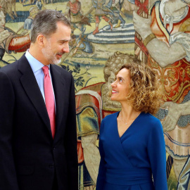 El rey Felipe VI y la presidenta del Congreso de los Diputados, Meritxell Batet, en el Palacio de la Zarzuela, en la audiencia del pasado 22 de mayo. POOL