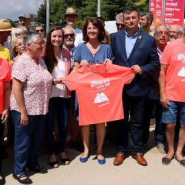 La presidenta de l'ANC, Elisenda Paluzie; la vicepresidenta d'Òmnium Marina Llansana i el president de l'Associació de Municipis per la Independència, Josep Maria Cervera, presentant la samarreta de l'11-S. CCMA