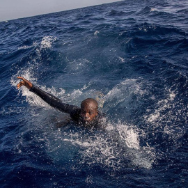 Una persona nada hacia un barco de rescate en el Mediterráneo, cerca de las costas de Libia, en noviembre de 2017.- AFP/ARCHIVO