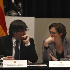 El presidente de la Generalitat, Carles Puigdemont, acompañado de la alcaldesa de Barcelona, Ada Colau, presidió la cumbre política y social en defensa de la ley de emergencia social frente al recurso del Gobierno central. EFE/Quique García