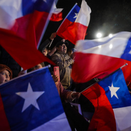 Los seguidores del Partido Republicano, de extrema derecha, celebran la victoria de sus candidatos en las elecciones constituyentes, a 7 de mayo de 2023, en Santiago.