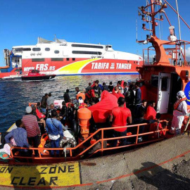 Traslado al puerto de Tarifa de un grupo de 68 migrantes rescatados de dos pateras en el Estrecho de Gibraltar y los ha trasladado al puerto de Tarifa (Cádiz).(A.CARRASCO RAGEL | EFE)