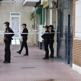 La Policía aguarda en el portal del edificio donde una mujer ha sido apuñalada por su pareja, en Móstoles, a 8 de mayo de 2023.