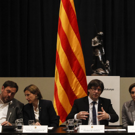 El presidente de la Generalitat, Carles Puigdemont, acompañado de la alcaldesa de Barcelona, Ada Colau, el vicepresidente y conseller de Economía y Hacienda, Oriol Junqueras, y la presidenta del Parlament de Catalunya, Carme Forcadell, en l