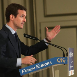 16/7/2018.- El candidato a la Presidencia del PP Pablo Casado, durante su intervención en un desayuno informativo al que ha asistido la secretaria general, María Dolores de Cospedal, que le ha dado su apoyo, y donde Casado ha prometido que 