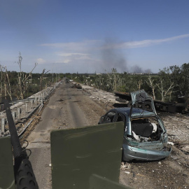 Militares ucranianos conducen un APC en una carretera dañada cerca de la línea del frente en la ciudad de Severodonetsk, región de Lugansk, Ucrania, el 2 de junio de 2022, donde se produjeron intensos combates en los últimos días.