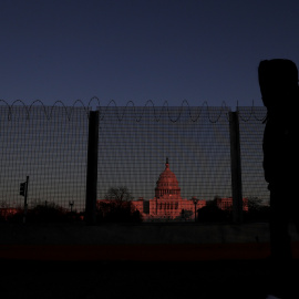 Vista del edificio del Capitolio de los EEUU tras una cerca de alambre