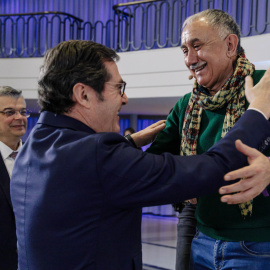 El presidente de la patronal CEOE, Antonio Garamendi, y el secretario general de UGT, Pepe Álvarez, se saludan tras un desayuno informativo en el Hotel Westin Palace, a 9 de marzo de 2023, en Madrid.