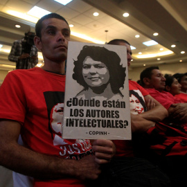 Un hombre sostiene un cartel reclamando conocer la autoría del asesinato de Berta Cáceres, en la rueda de prensa para informar sobre los  nuevas inverstigaciones en torno a la muerte de la activista. REUTERS/Jorge Cabrera