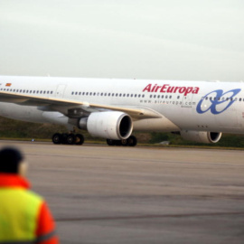 Foto de archivo de un avión de Air Europa, que adquirió Aeronova para competir con Iberia. / EFE