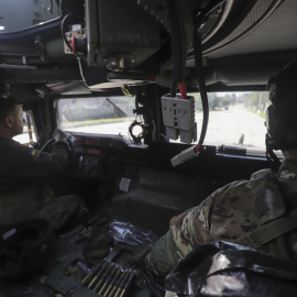 Militares ucranianos patrullan el territorio en un APC cerca de la línea del frente en la ciudad de Severodonetsk, región de Luhansk, Ucrania, 02 de junio de 2022