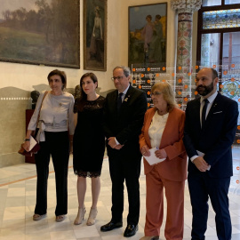 L'escriptora Marta Pessarrodona acompanyada del president de la Generalitat, Quim Torra; de Txell Bonet i Marcel Mauri, poc abans de l'acte de lliurament del Premi d'Honor de les Lletres Catalanes al Palau de la Música. PÚBLIC