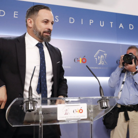 03/06/2019.- El líder de Vox, Santiago Abascal, en una rueda de prensa en el Congreso. EFE/Chema Moya