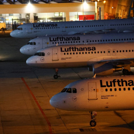 Aviones de la aerolínea alemana Lufthansa, en el aeropuerto de Fráncfort. REUTERS/Kai Pfaffenbach