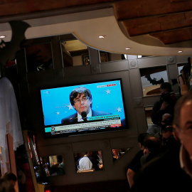 La comparecencia del expresident catalán Carles Puigdemont en Bruselas, en un televisor en un bar cerca de la Plaza de Sant Jaume de Barcelona, el pasado 31 de octubre. REUTERS/Jon Nazca