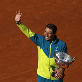 Rafael Nadal de España celebra con el trofeo La Coupe des Mousquetaires después de vencer a Casper Ruud de Noruega en su partido final de Menís Singles durante el torneo de tenis del Abierto de Francia en Roland ?Garros en París, Francia, 0