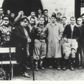 Frente de Villareal (Araba). Novoa (3º der.) con diversos oficiales del Ejército de Euskadi, el lehendakari (ctro.) y el agregado de la embajada rusa (gabardina). Fondo Blasco (EAH).