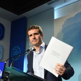 Pablo Casado durante la rueda de prensa en la que ofreció explicaciones sobre su máster. | EFE