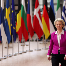 La presidenta de la Comisión Europea, Ursula von der Leyen, a su llegada a la pasada cumbre de la UE en Bruselas, en la que se acordaron nuevas sanciones contra Rusia. REUTERS/Johanna Geron