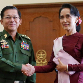 Fotografía de archivo de diciembre de 2015 de Aung San Suu Kyi y el jefe de las Fuerzas Armadas de Myanmar, Min Aung Hlaing.