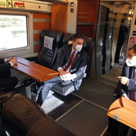 El presidente del Gobierno, Pedro Sánchez (c) junto al presidente de la Generalitat Valenciana, Ximo Puig (i) y al ministro de Fomento, Jose Luis Ábalos, inauguran el servicio comercial de la nueva línea de tren de alta velocidad (AVE) entr